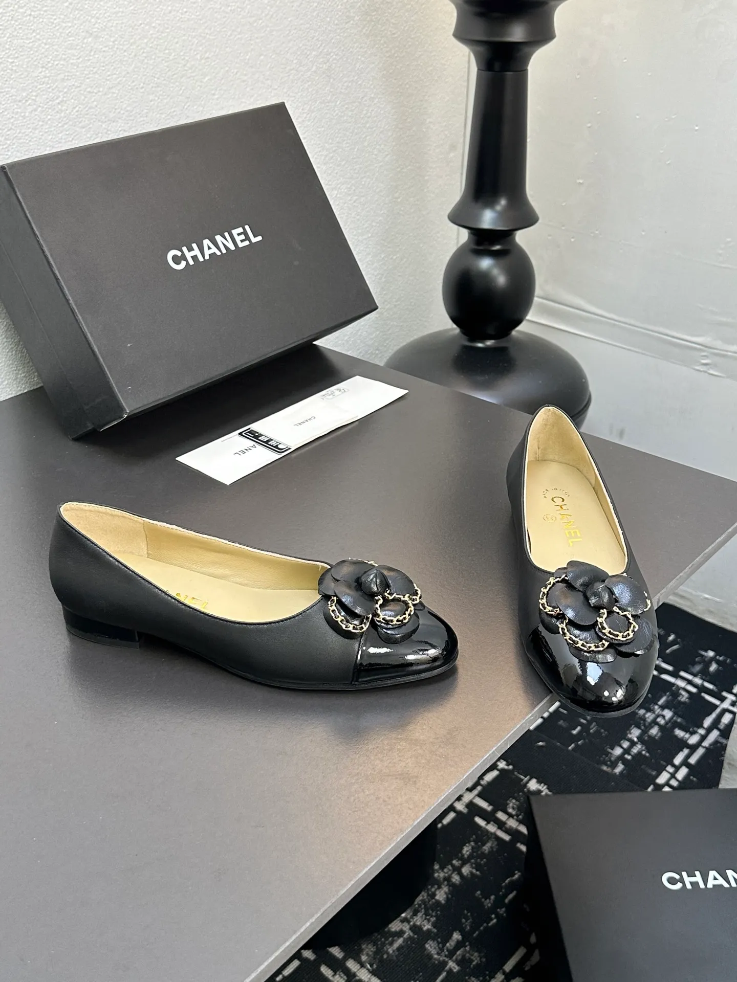 👟👟Ex-factory price 600👟👟 CHANEL｜Chanel Chanel 25C early spring new product Camellia series flat shoes This season’s Camellia series is really beautiful😍 Grandma Xiang’s family has always had the elegant and ladylike temperament, full of high-end sense! It’s very nice on the feet~ Whether worn barefoot or paired with skirts or trousers, it’s very versatile! Incomparably beautiful! Extraordinarily fairy 🧚 Overwhelmingly girly‼ ️ The upper is made of imported lambskin, the lining is made of mixed sheepskin, and the Italian A-grade leather outsole Size: 35-39 (40/41 customized)